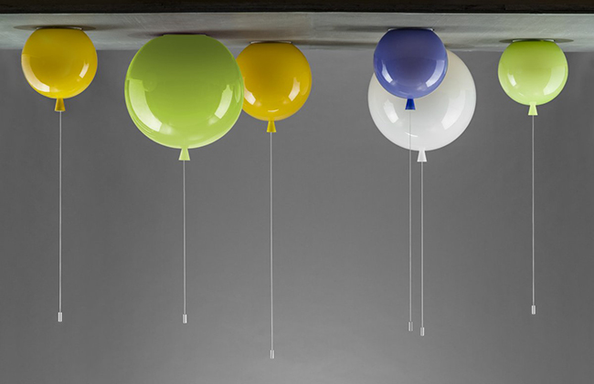 Barevné balónky visící ze stropu