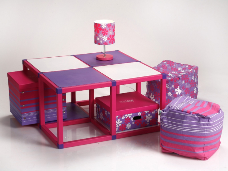 Dětský růžový stolek s úložnými krabicemi a taburetkami