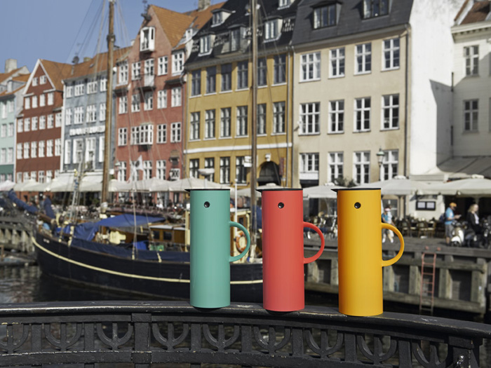 Barevné konvice na zábradlí přístavu v Kodani